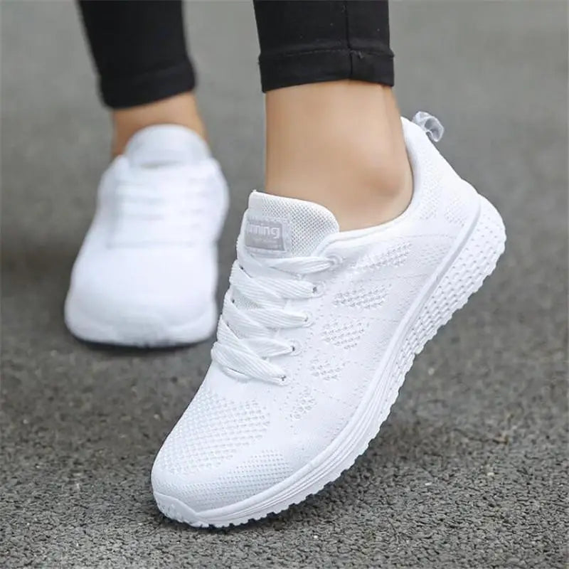 Baskets blanches en maille pour femmes - Confort & style!