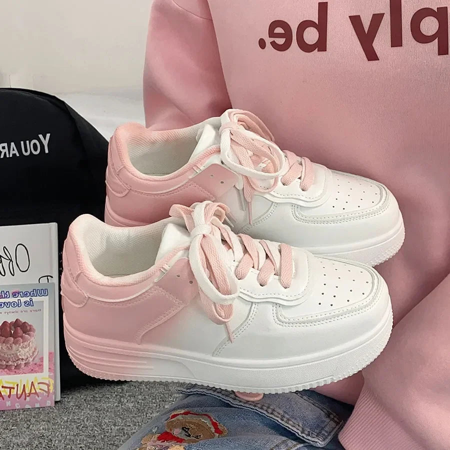 Chaussures blanches femme lacées décontractées, automne 2022.