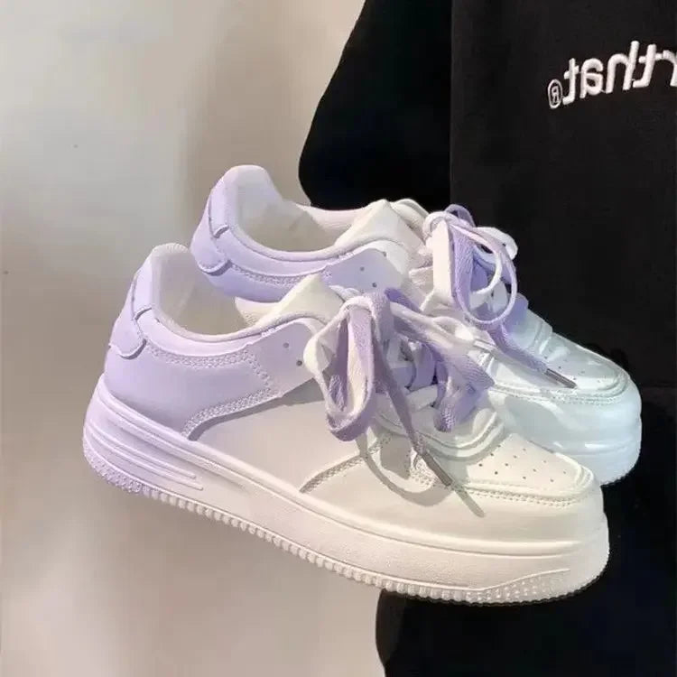 Chaussures blanches femme lacées décontractées, automne 2022.