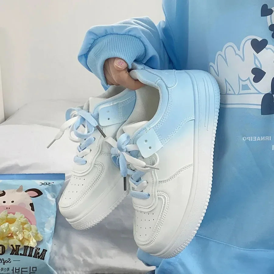 Chaussures blanches femme lacées décontractées, automne 2022.