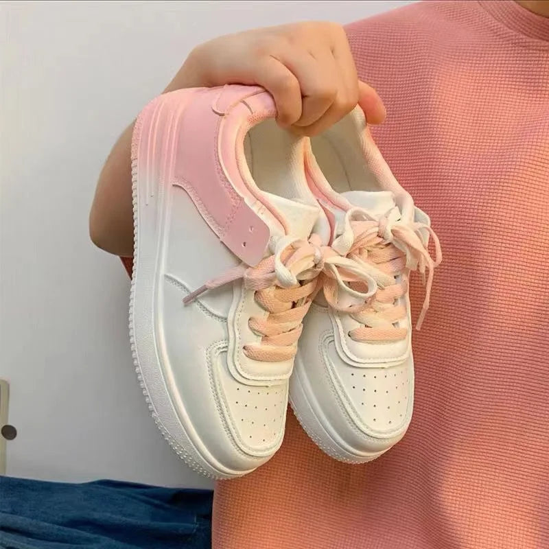 Chaussures blanches femme lacées décontractées, automne 2022.
