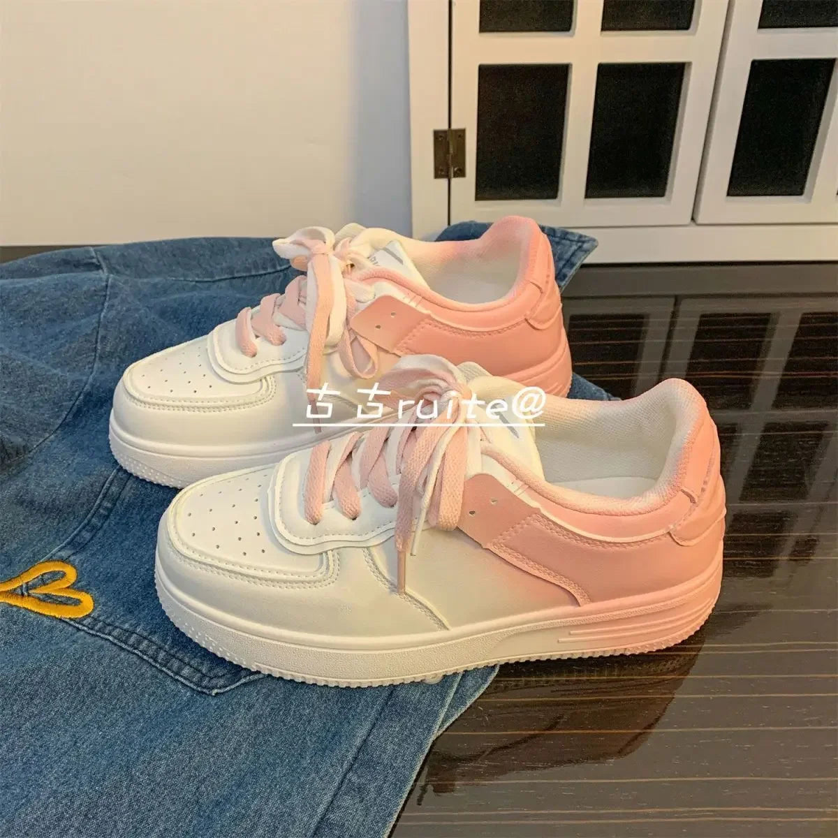 Chaussures blanches femme lacées décontractées, automne 2022.