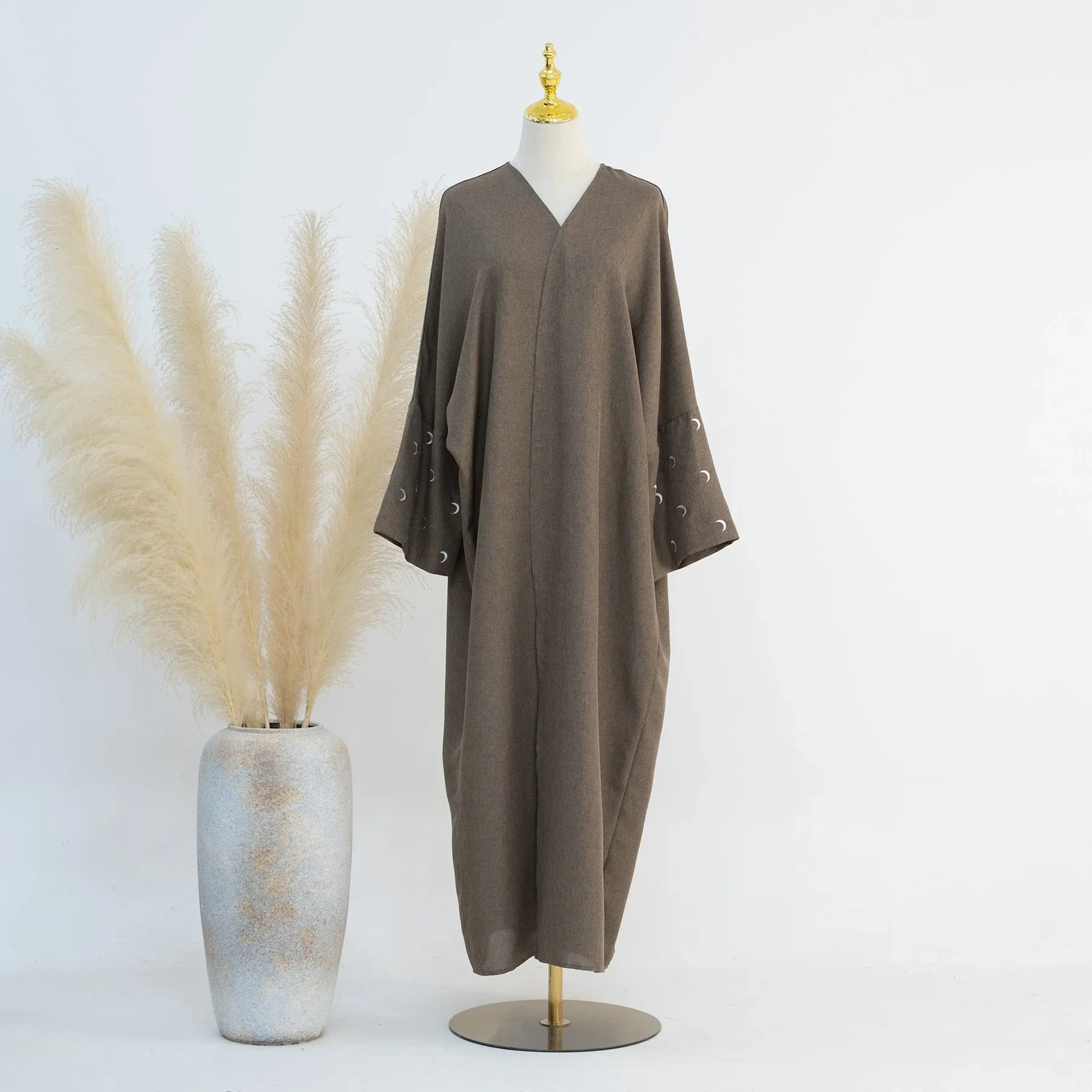 Abaya ouverte brodée de lune pour femmes: élégance et tradition