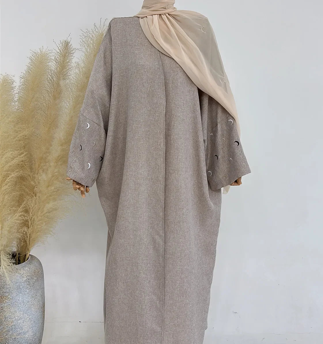Abaya ouverte brodée de lune pour femmes: élégance et tradition