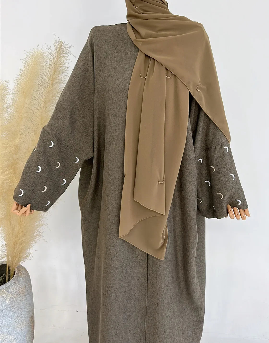 Abaya ouverte brodée de lune pour femmes: élégance et tradition