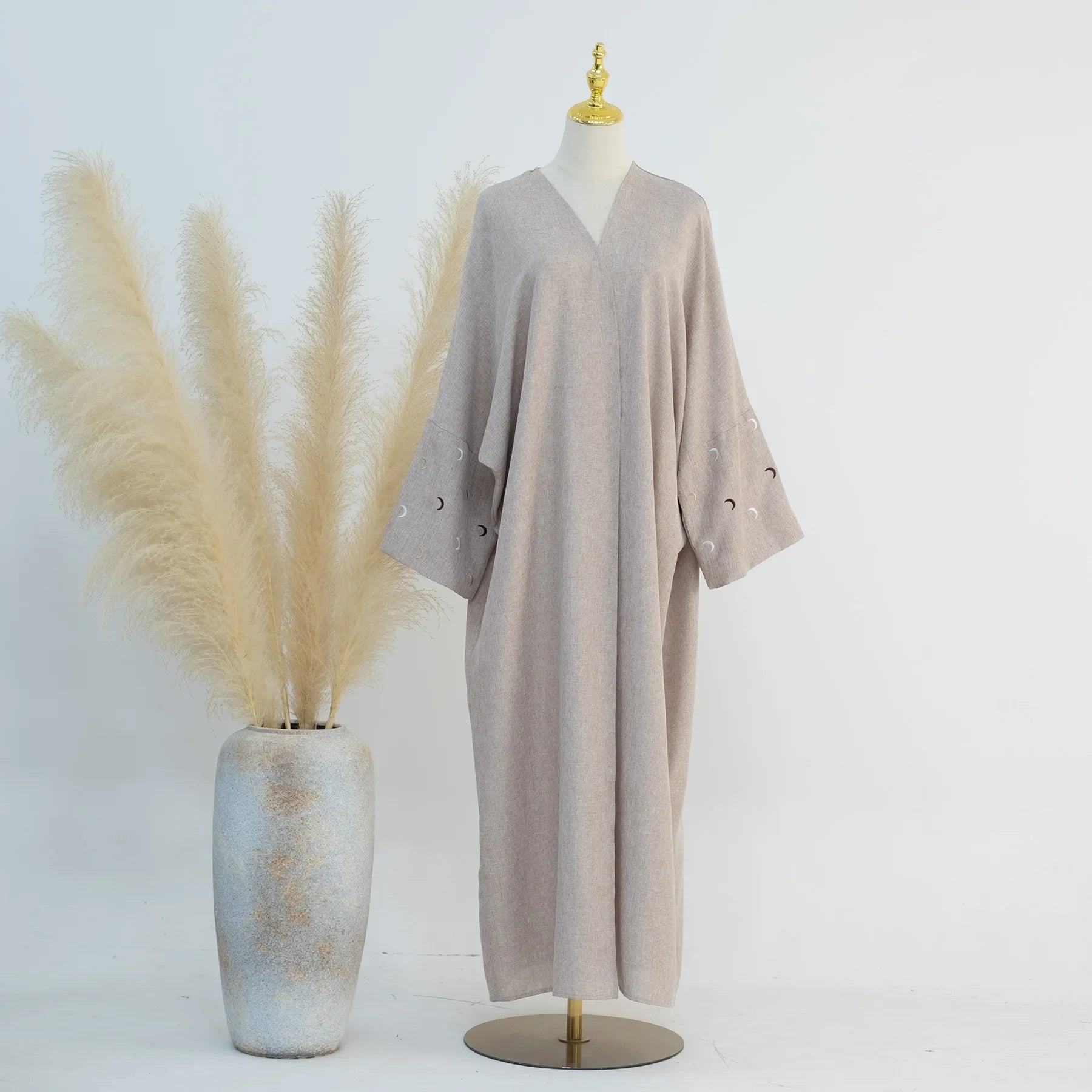 Abaya ouverte brodée de lune pour femmes: élégance et tradition