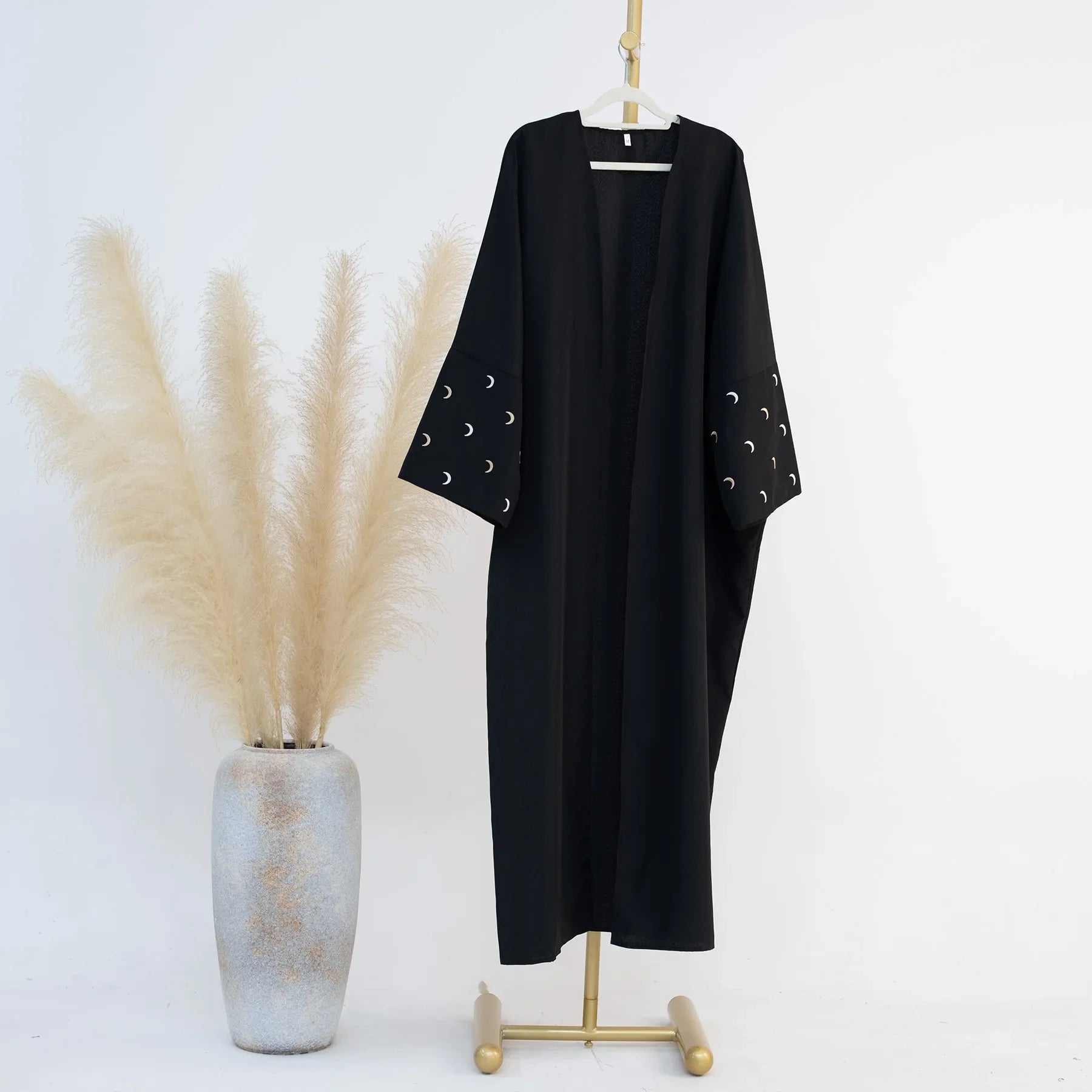 Abaya ouverte brodée de lune pour femmes: élégance et tradition