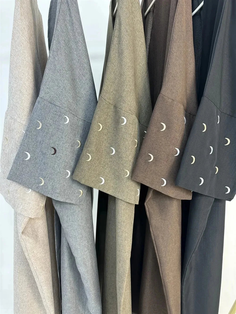 Abaya ouverte brodée de lune pour femmes: élégance et tradition