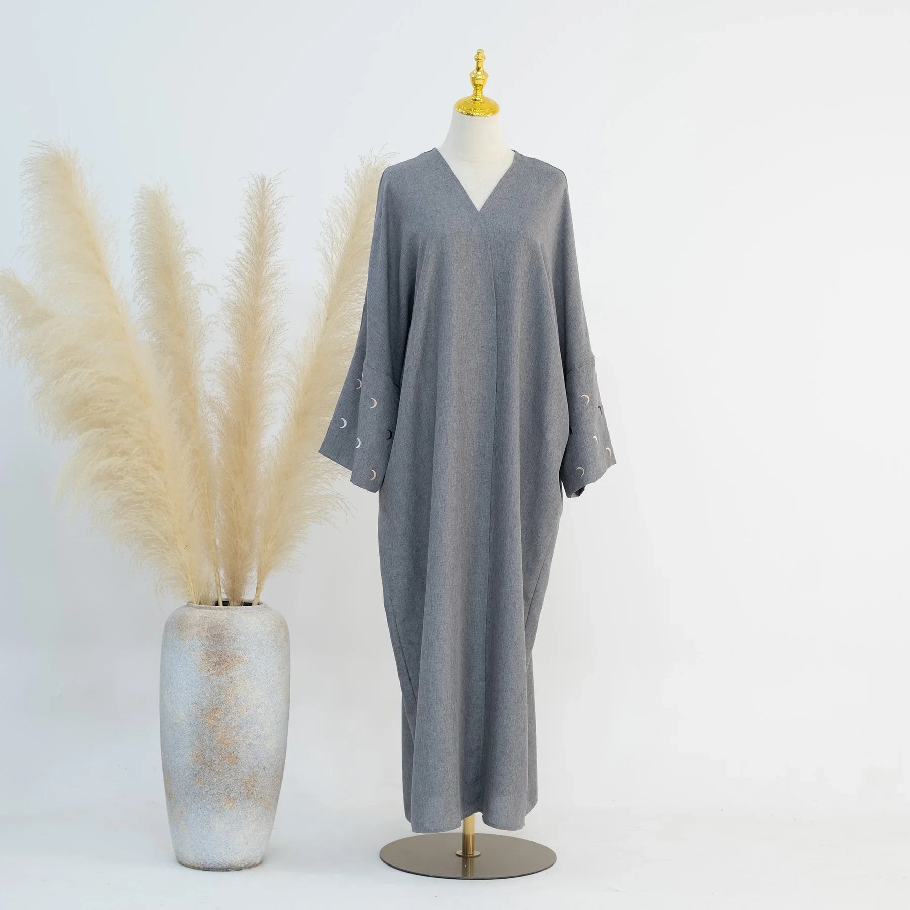 Abaya ouverte brodée de lune pour femmes: élégance et tradition