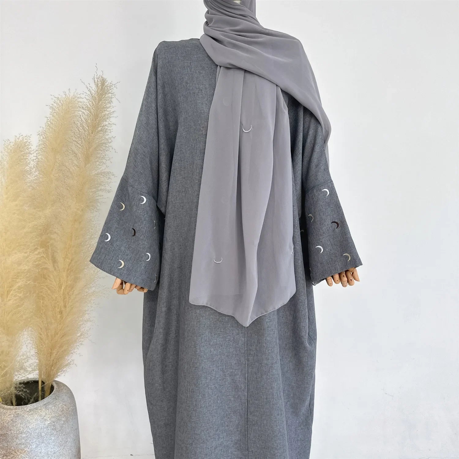 Abaya ouverte brodée de lune pour femmes: élégance et tradition
