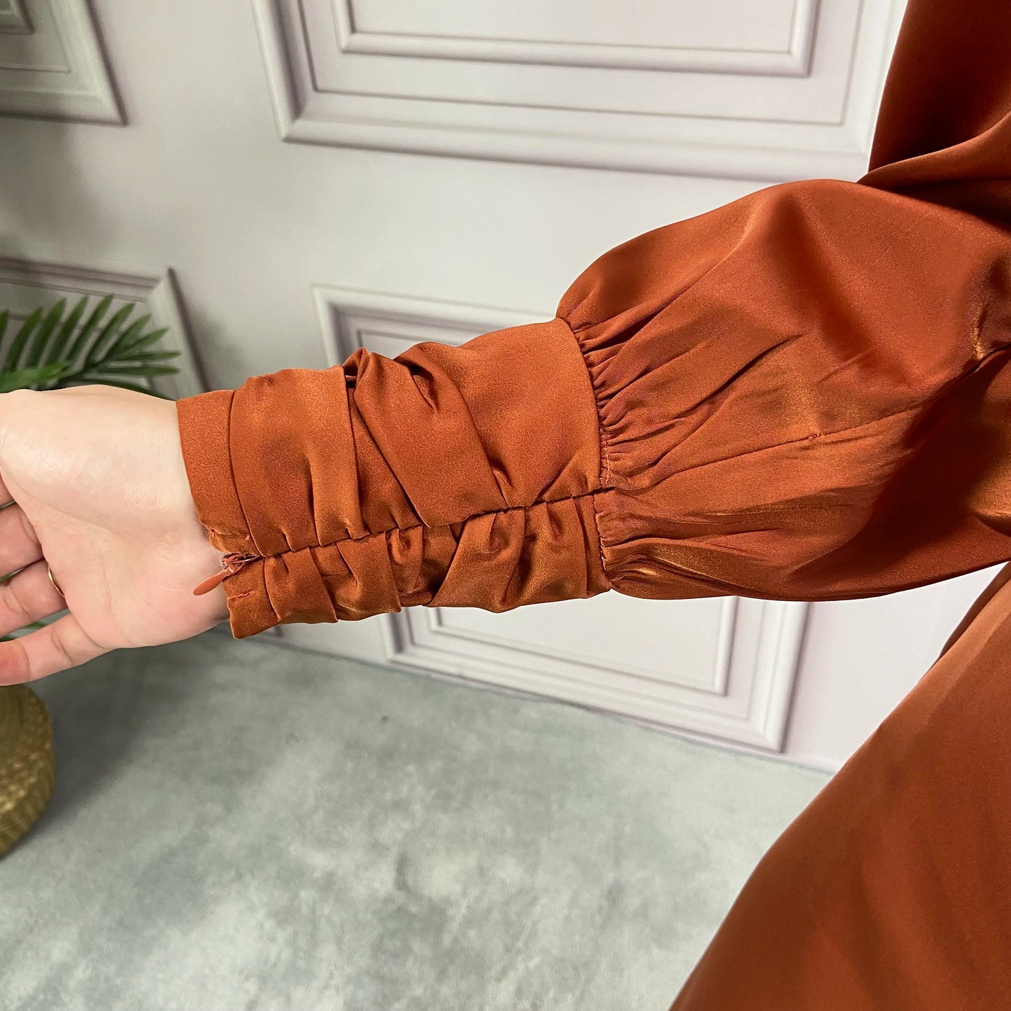 Abaya en satin à volants pour femme : robe ronde ceinturée