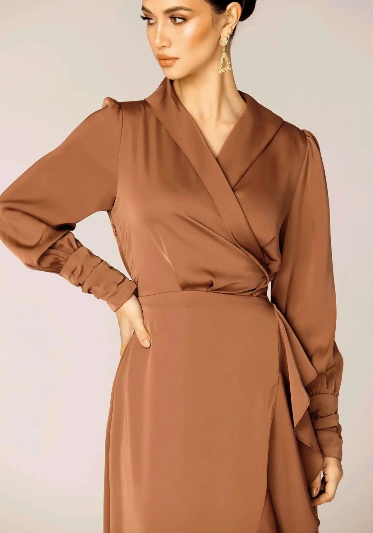 Abaya en satin à volants pour femme : robe ronde ceinturée