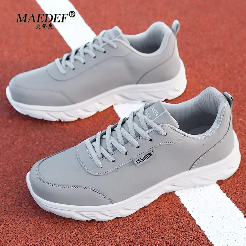 Chaussures sportives hommes, cuir imperméable et léger.