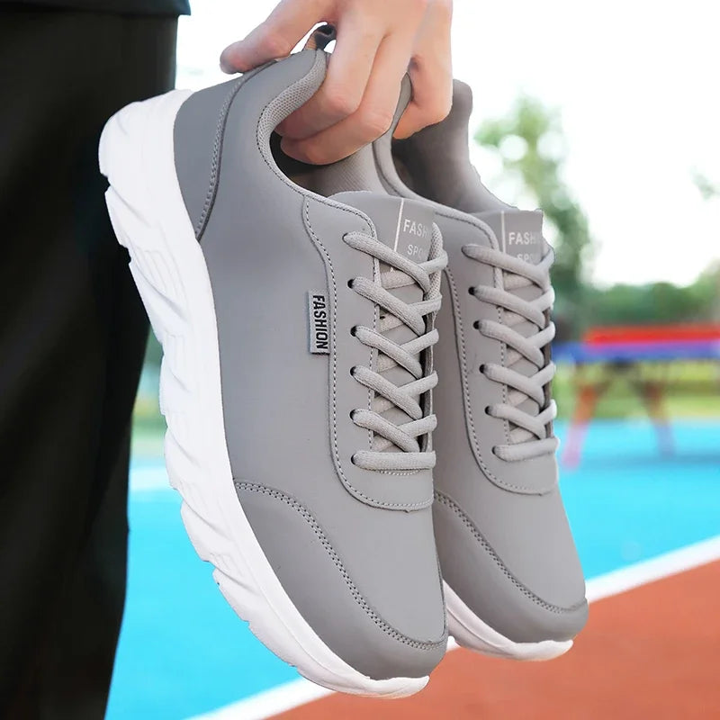 Chaussures sportives hommes, cuir imperméable et léger.