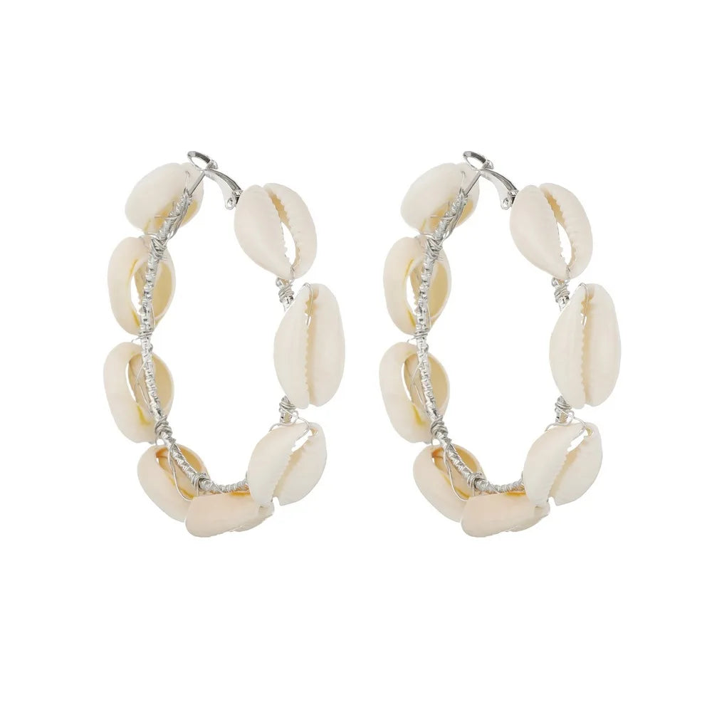 Boucles d'oreilles créoles en coquillage de conque naturelle.