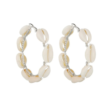 Boucles d'oreilles créoles en coquillage de conque naturelle.