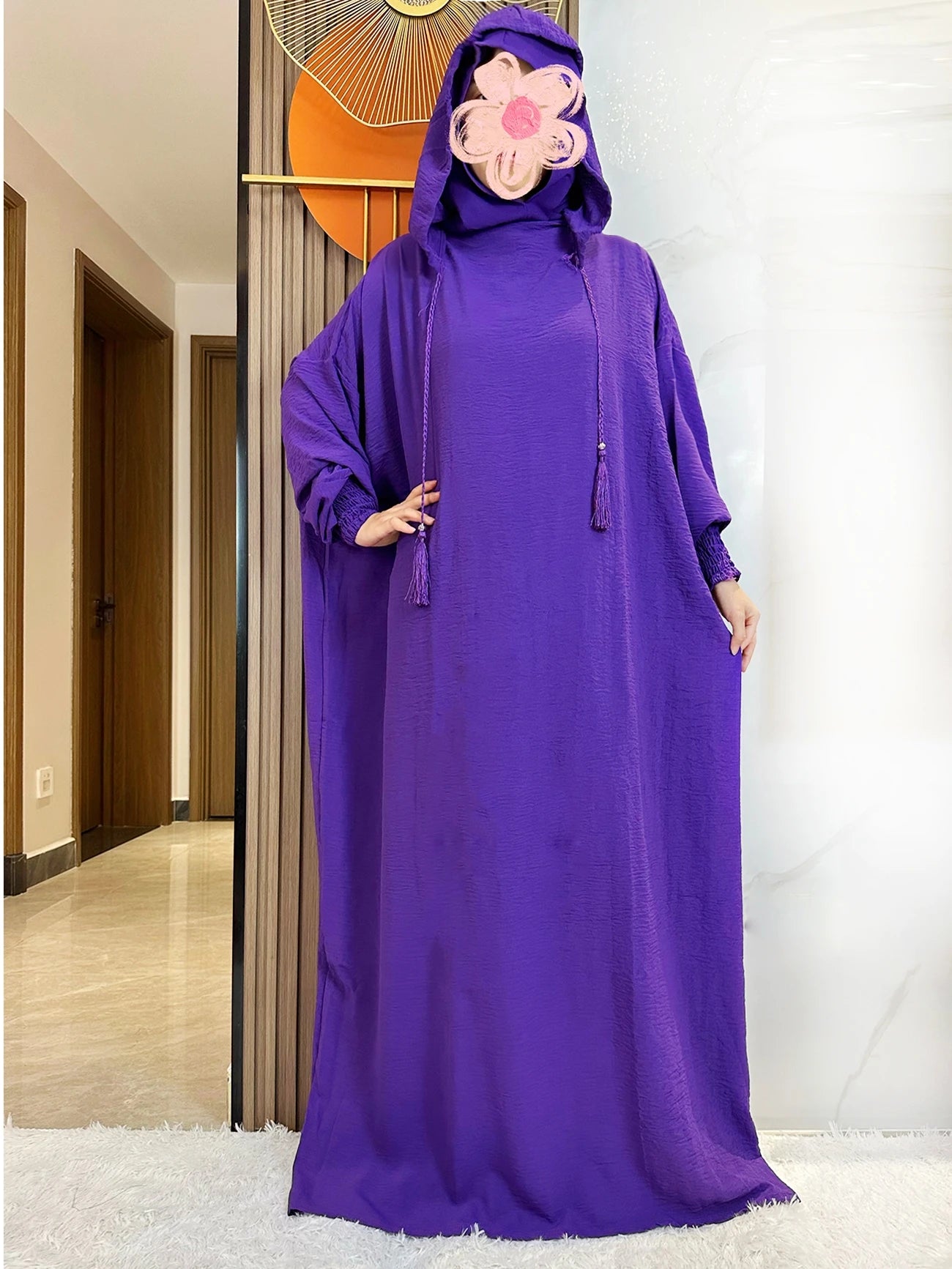 Abaya monochrome décontractée à capuche