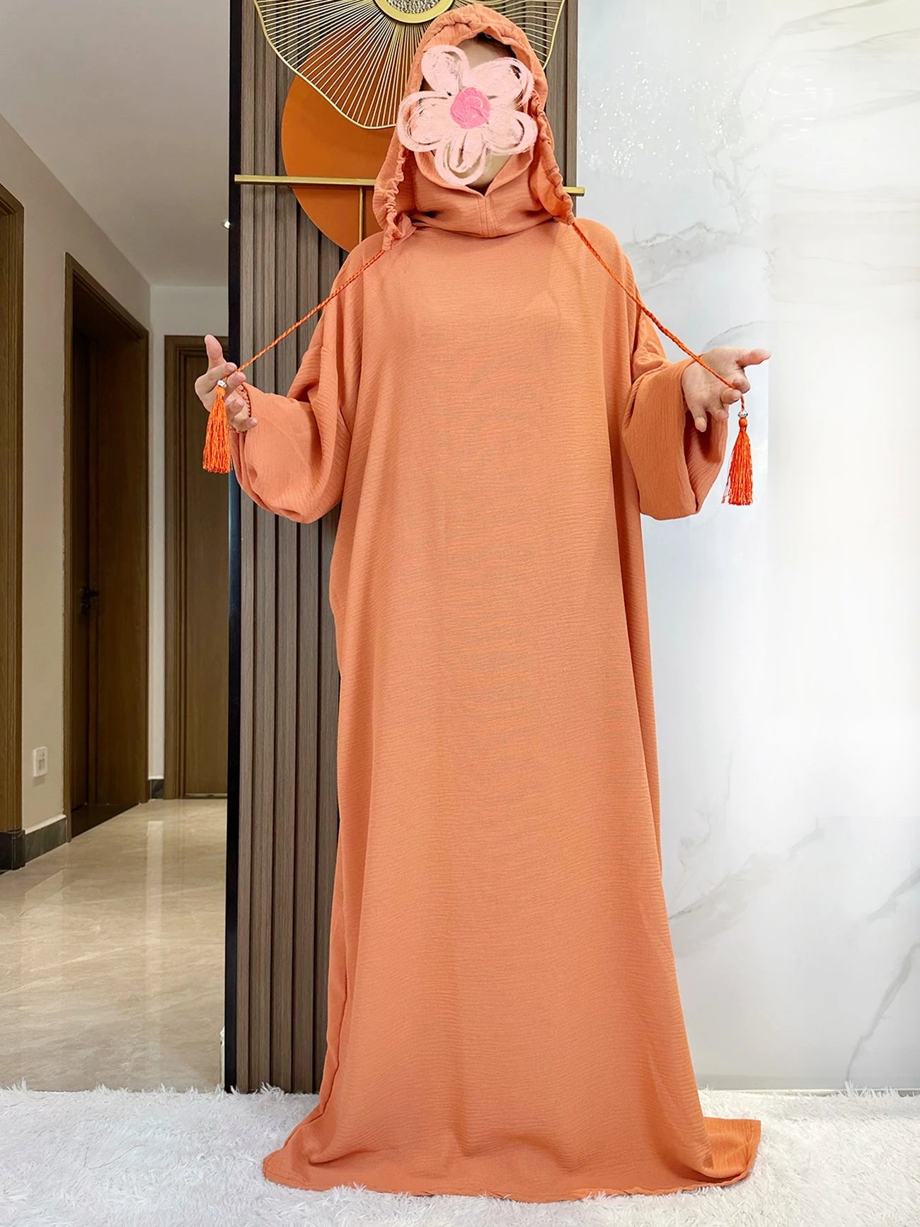 Abaya monochrome décontractée à capuche