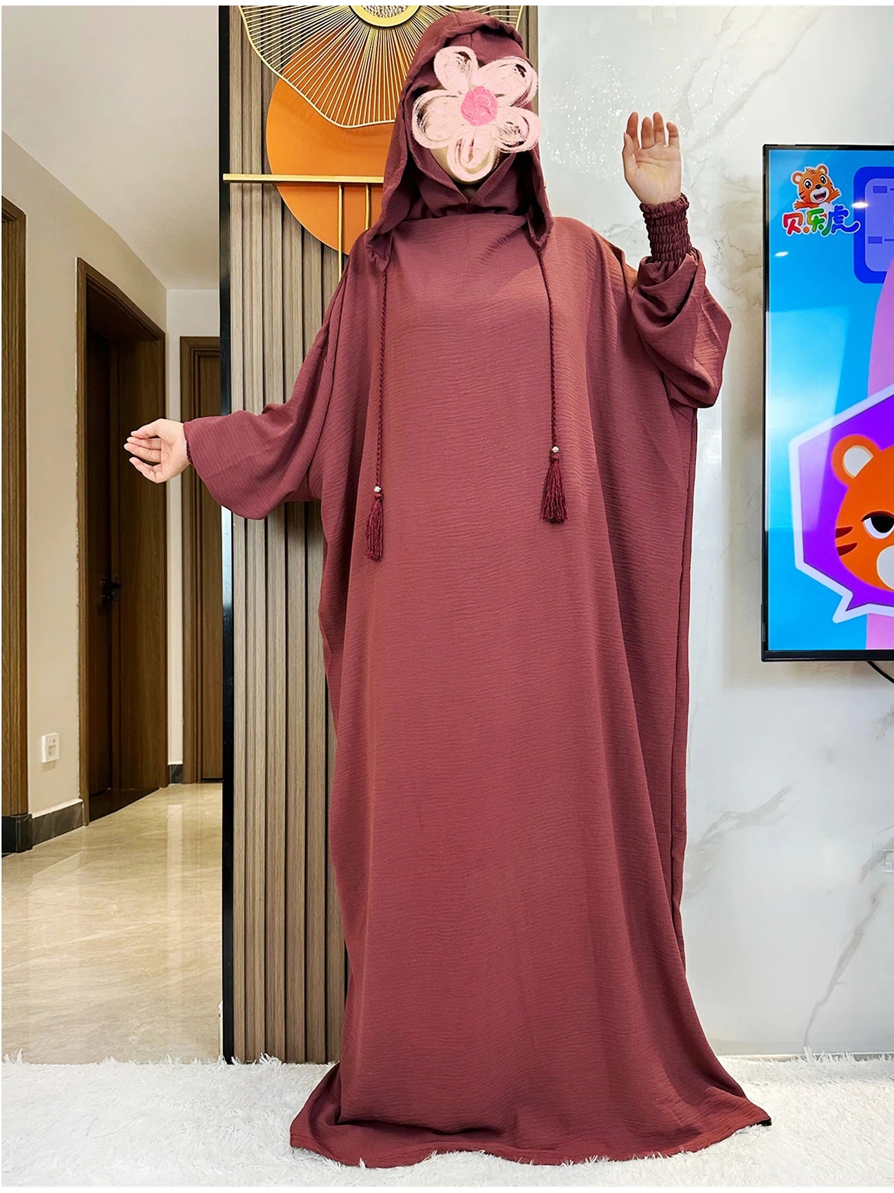 Abaya monochrome décontractée à capuche