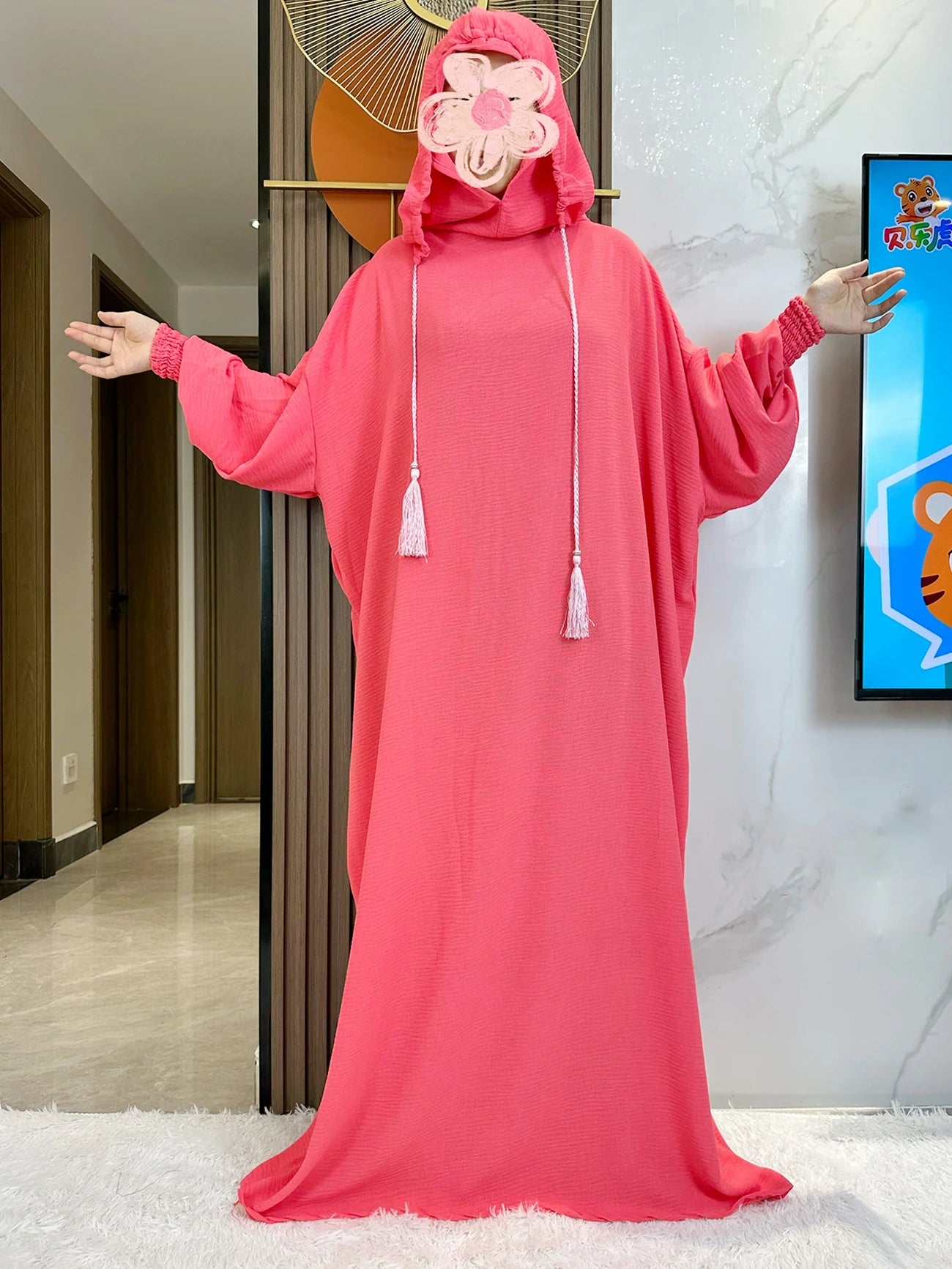 Abaya monochrome décontractée à capuche