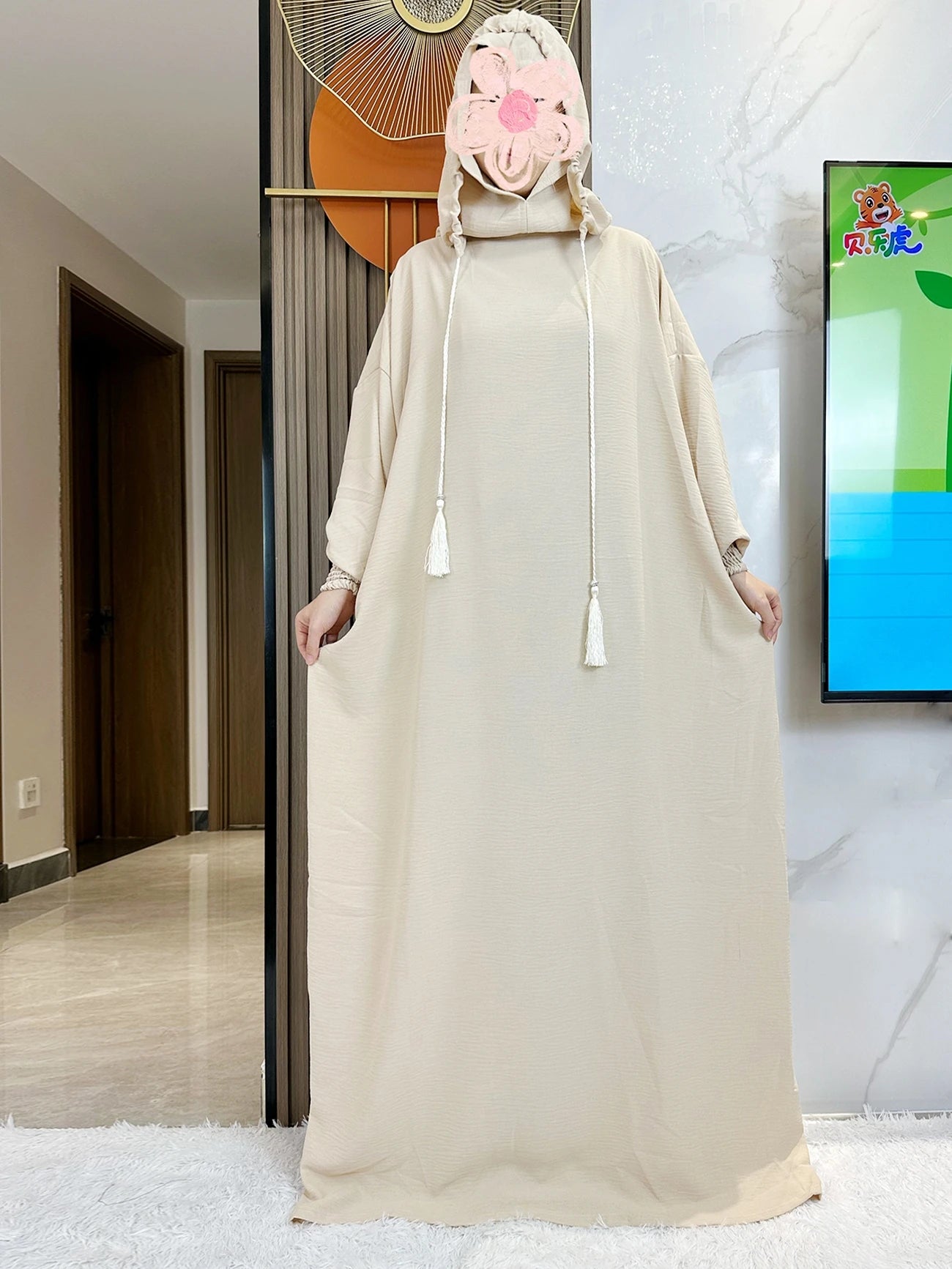 Abaya monochrome décontractée à capuche