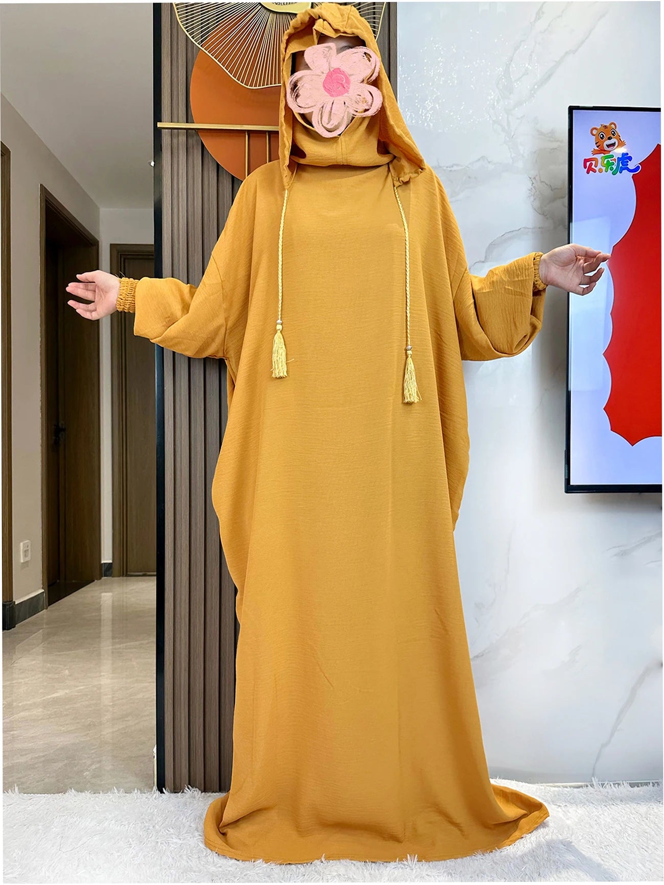 Abaya monochrome décontractée à capuche