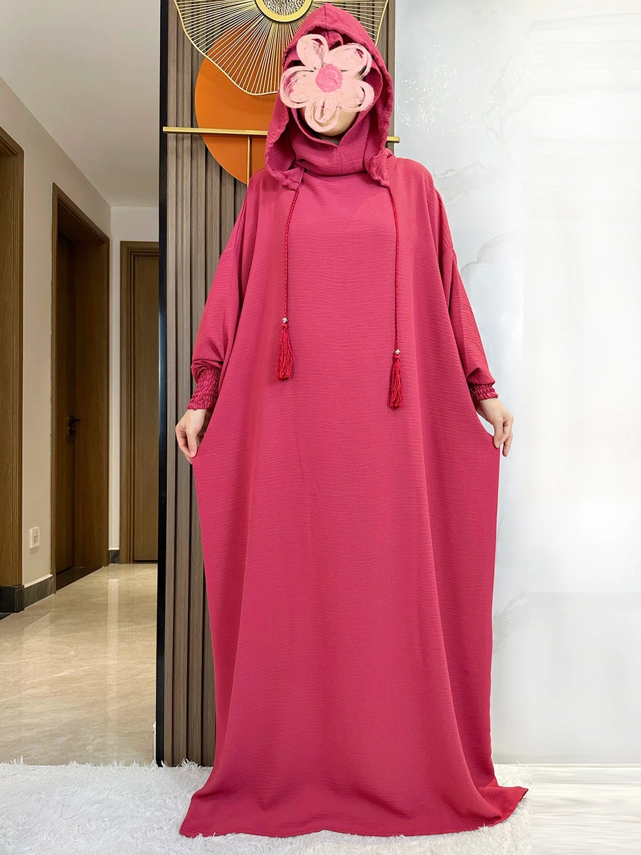 Abaya monochrome décontractée à capuche