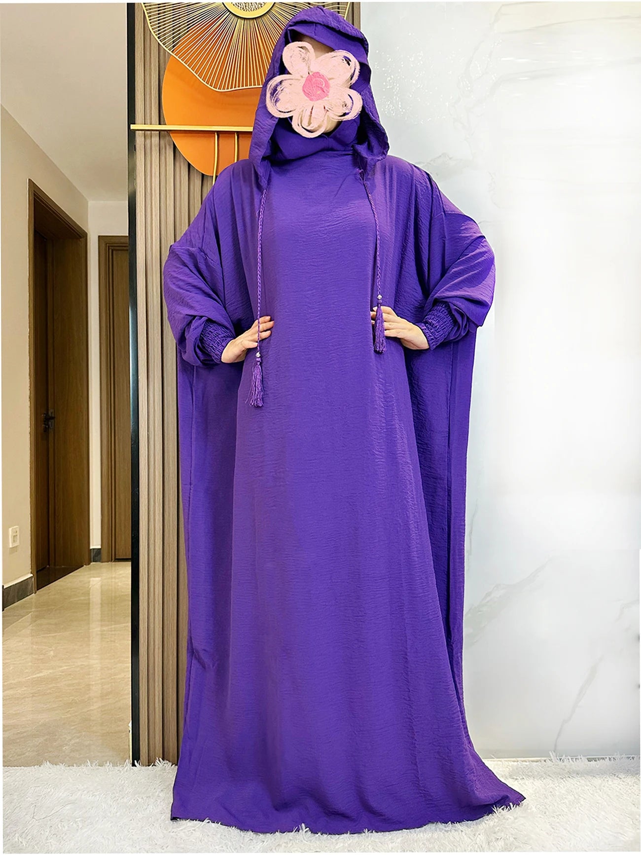 Abaya monochrome décontractée à capuche