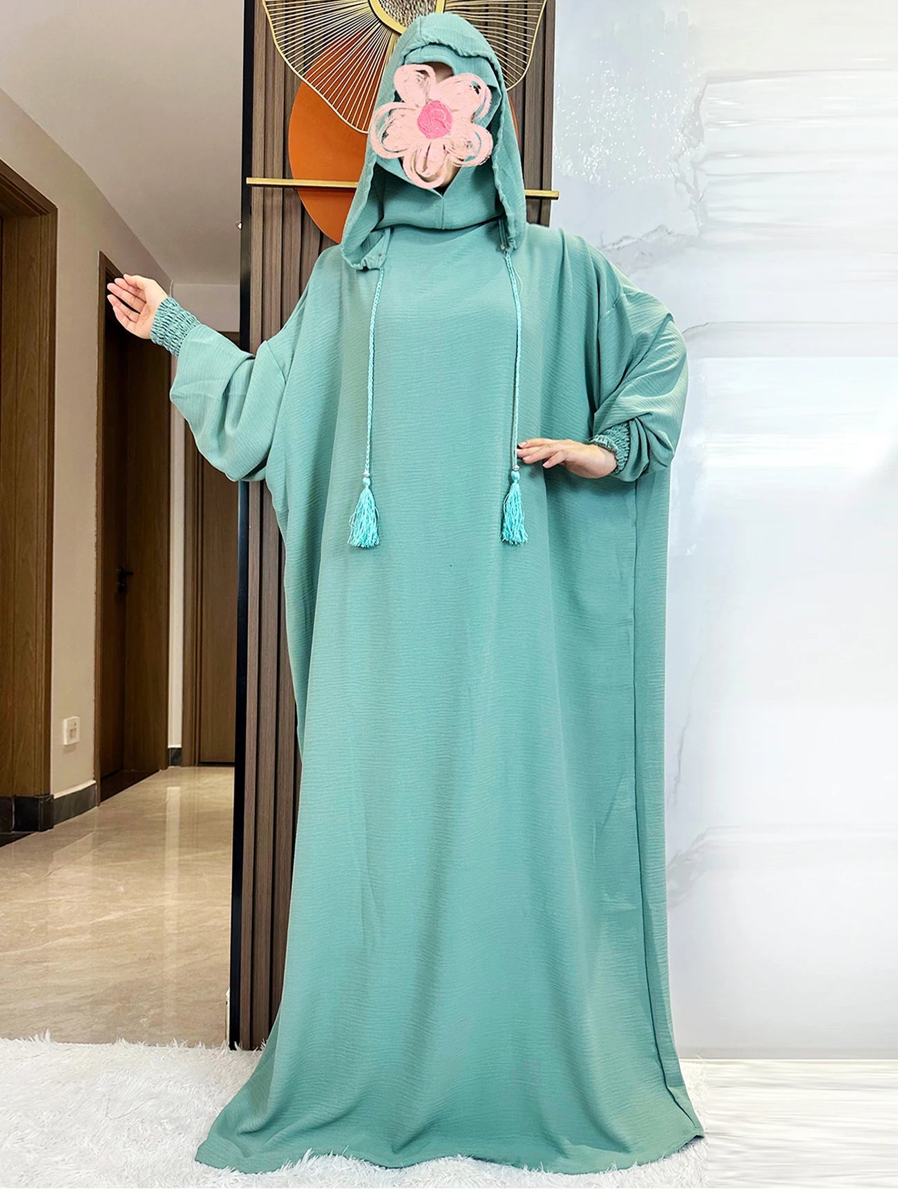 Abaya monochrome décontractée à capuche