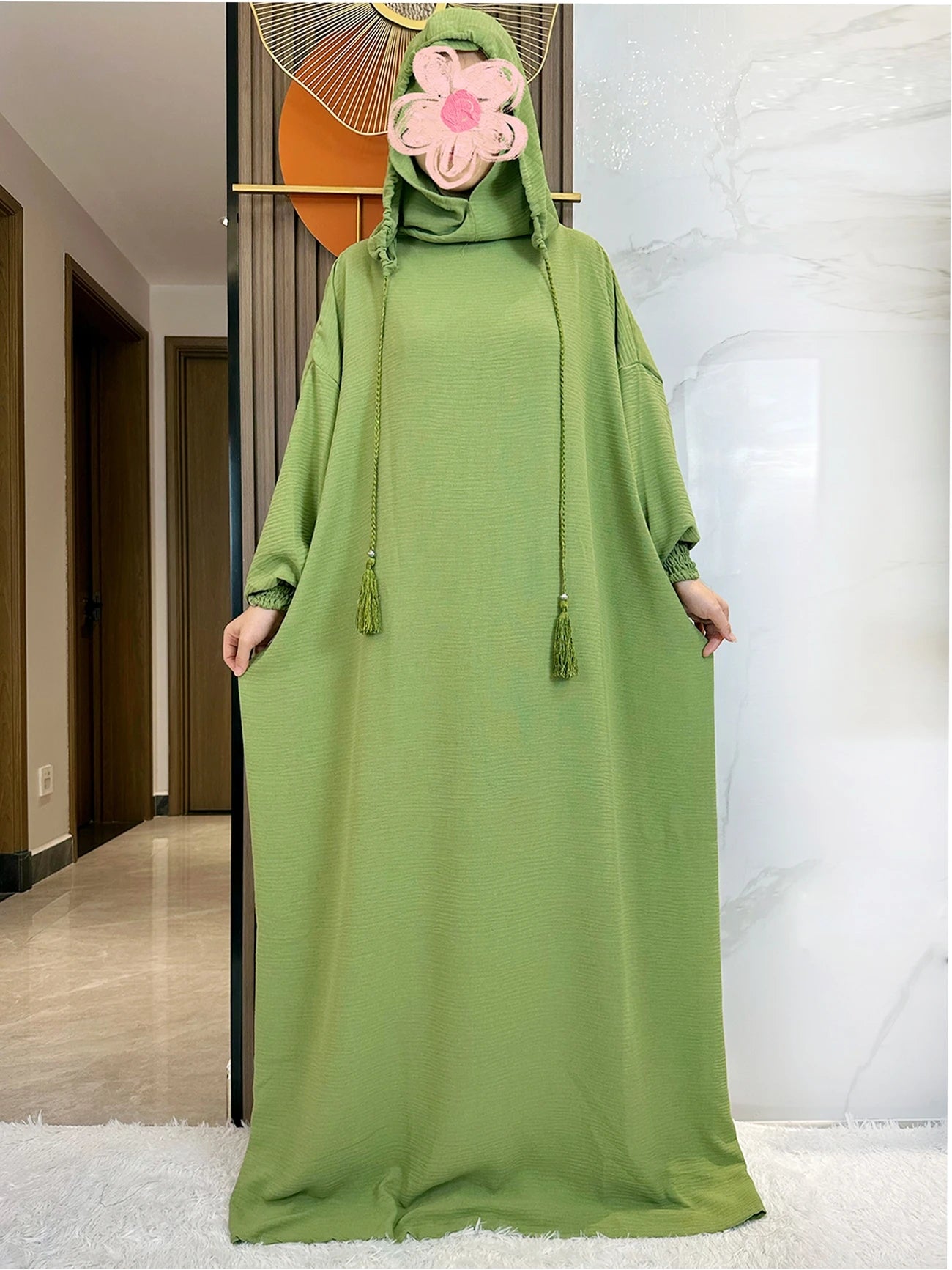 Abaya monochrome décontractée à capuche